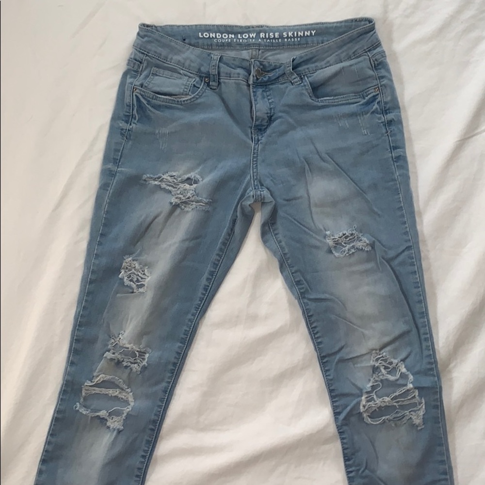 FOREVER 21 DISTRESSED LIGHT WASH JEANS